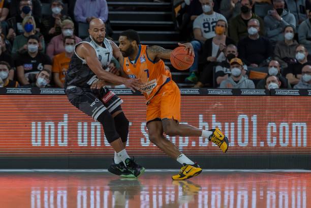 中暴露出一 中暴露出一